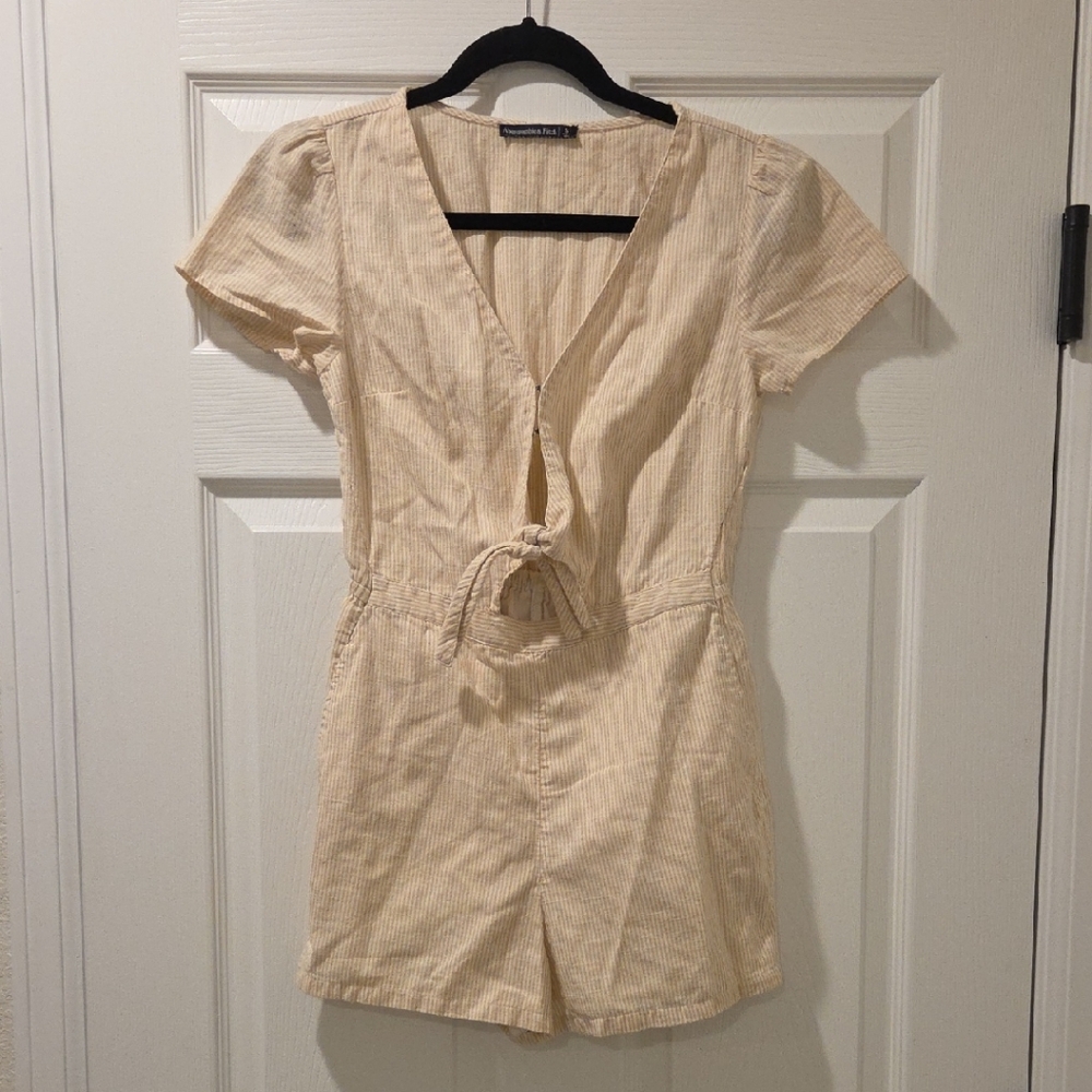 Abercrombie & Fitch Seersucker Cream Tie-Front Romper